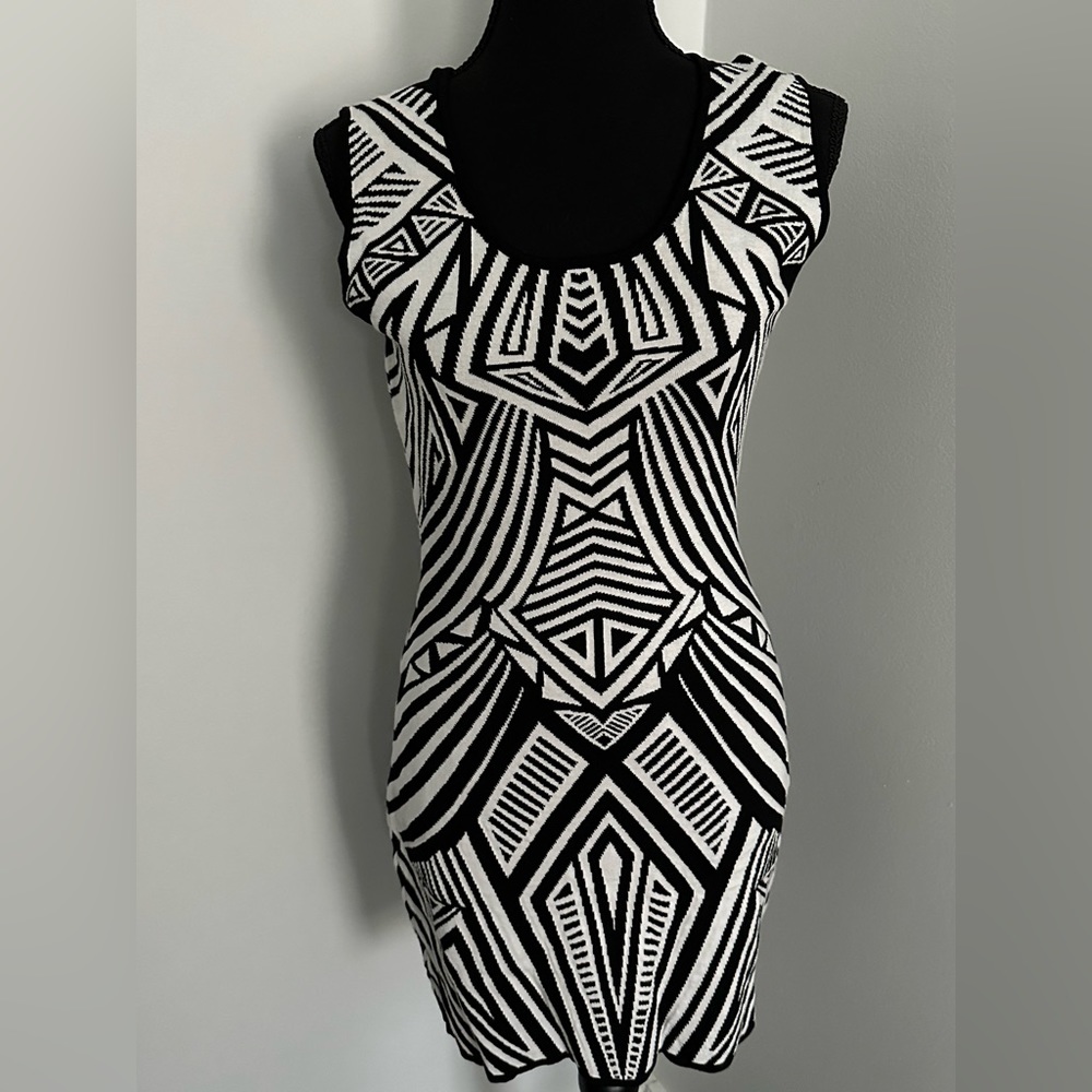 AQUA Black & White Tribal Sleeveless Bodycon Mini Dress, size M